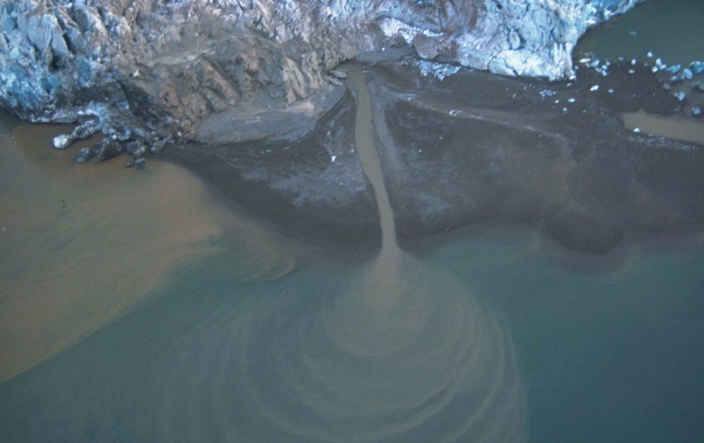 flyfoto av sediment som tilføres vann fra isbre