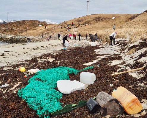 Plastrester på en strand