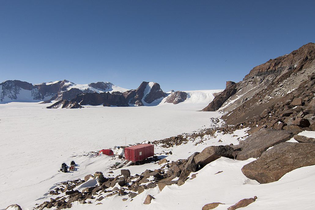 Bygninger ved foten av et fjell