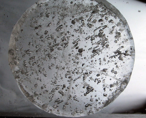 Nærbilde av iskjerne med luftbobler
