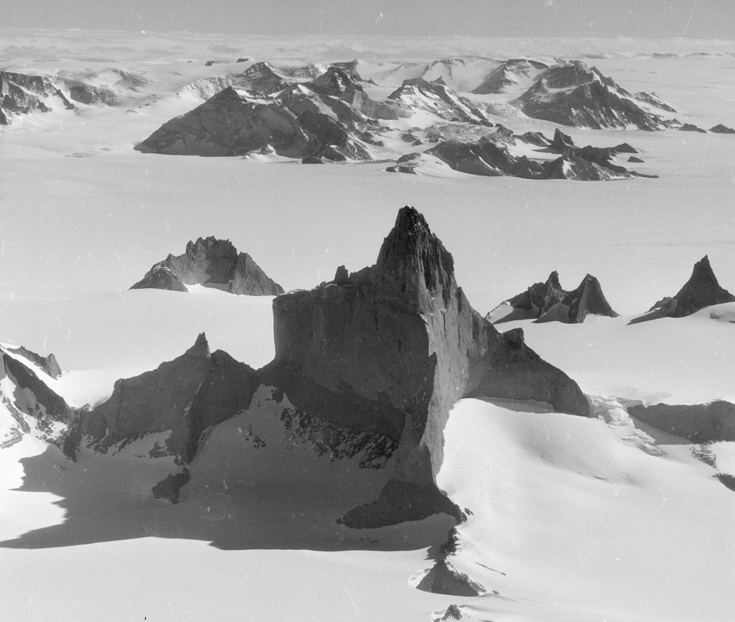 Spisst snedekket fjell