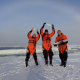 tre pesoner holder iskjerneprøver
