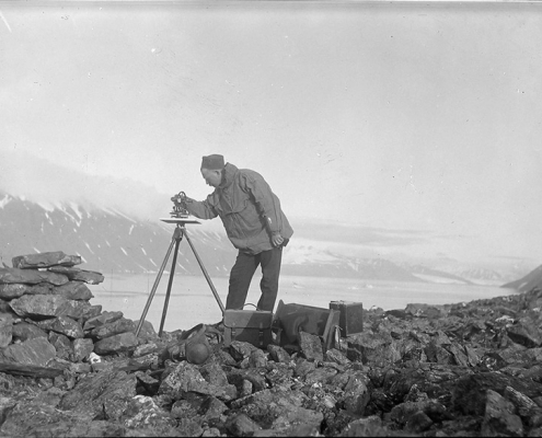 mann med måleapparat på fjell