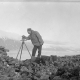 mann med måleapparat på fjell
