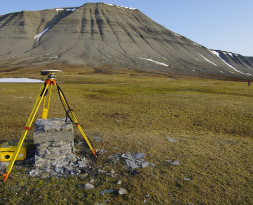 måleapparat i forgrunnen av et fjell