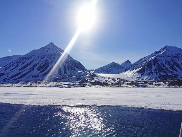 Norsk Polarinstitutt Scientific knowledge and advice to the Norwegian