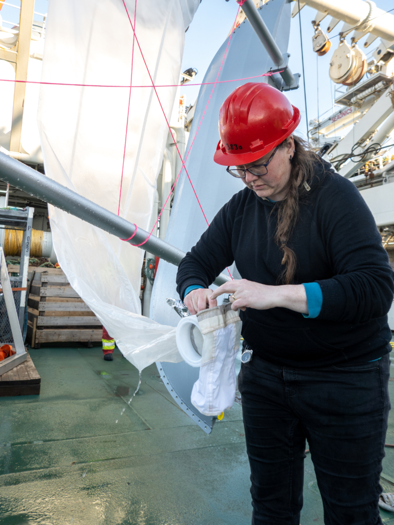 Kvinne med hjelm holder et nett i hendene