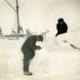 To menn i isen foran et nedsnødd skip