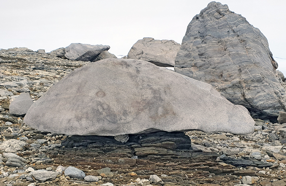 En stor stein som ligger på mindre steiner