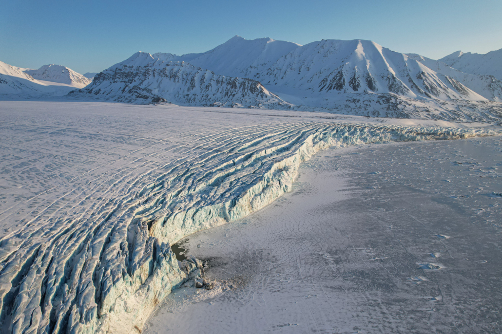 Isbrekant og tynn havis på en fjord