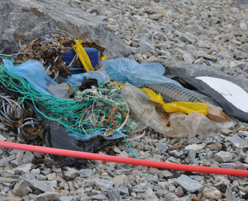 Plast og søppel på en strand